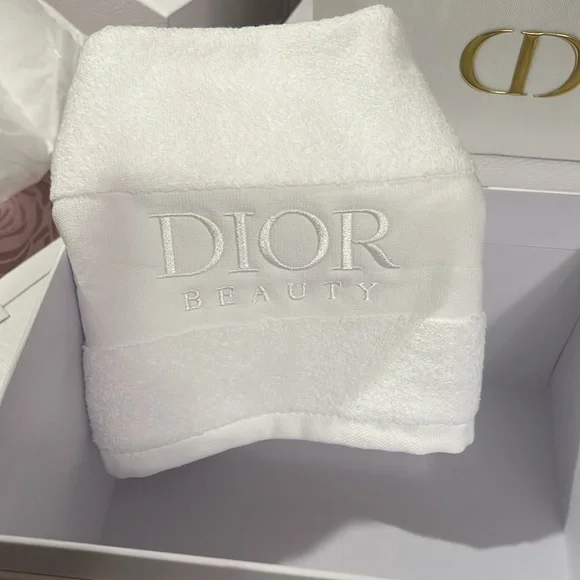 DiorVanity Case—Headband-Towel- Full Size Hyalushot - Picture 6 of 16